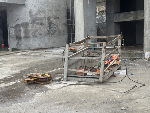 Khởi tố vụ đứt cáp cần cẩu xây dựng ở Lào Cai làm 3 công nhân tử vong- Ảnh 1. Hiện trường vụ tai nạn lao động - Ảnh: THANH TUẤN