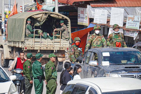 Lần đầu tiên quân đội Myanmar để mất một bộ chỉ huy vùng- Ảnh 1. Các thành viên MNDAA và TNLA trên đường từ thị trấn Kutkai đến Hsenwi ở bang Shan vào ngày 18-1 năm nay - Ảnh: MYANMAR NOW