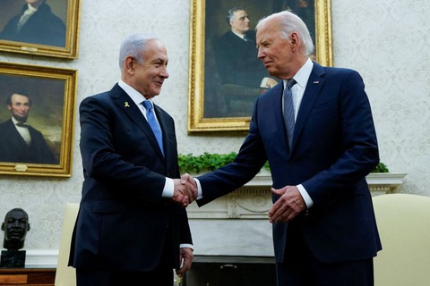 Thủ tướng Israel Benjamin Netanyahu (trái) và Tổng thống Mỹ Joe Biden - Ảnh: REUTERS Lựa chọn của Mỹ ở Trung Đông- Ảnh 1.