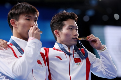Olympic 2024 ngày 2-8: Mỹ 'trắng tay', Trung Quốc xây chắc ngôi đầu- Ảnh 1. Long Daoyi và Wang Zongyuan mang về HCV nhảy cầu cho Trung Quốc - Ảnh: REUTERS