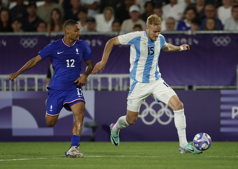 Đánh bại Argentina, Pháp vào bán kết bóng đá nam Olympic 2024- Ảnh 2. Argentina (phải) hoàn toàn bế tắc trước đội chủ nhà - Ảnh: REUTERS
