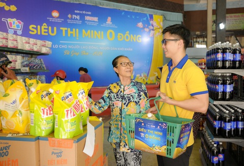 PNJ 2 lần lập ‘hat-trick’ ESG nhờ chiến lược toàn diện và cân bằng- Ảnh 4. PNJ đặt lợi ích của xã hội và lợi ích của khách hàng vào lợi ích doanh nghiệp. Ảnh: Kế Châu
