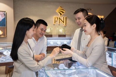 PNJ 2 lần lập ‘hat-trick’ ESG nhờ chiến lược toàn diện và cân bằng- Ảnh 5. Quản trị doanh nghiệp xuất sắc đã giúp PNJ “xuyên khó”, lập đỉnh kinh doanh. Ảnh: Kế Châu