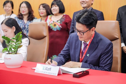 Chứng khoán Kafi hợp tác toàn diện cùng Trường đại học Văn Lang- Ảnh 1. Ông Trịnh Thanh Cần tại lễ ký kết