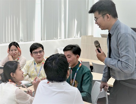 Chia sẻ sáng kiến cho hoạt động tình nguyện- Ảnh 1. Đại biểu dự diễn đàn trao đổi chủ đề chuyển đổi số và thiết lập mạng lưới sinh viên thông qua nền tảng số - Ảnh: Q.HUY