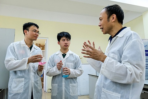 Giáp Vũ Sơn Hà (giữa) thực hành trong phòng thí nghiệm dưới sự hướng dẫn của các thầy - Ảnh: HÀ QUÂN Ba nam sinh cùng trường 'gặt' huy chương vàng Olympic quốc tế- Ảnh 2.