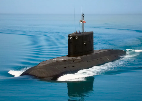 Ukraine tuyên bố đánh chìm tàu ngầm Rostov-on-Don của Nga- Ảnh 1. Ukraine tuyên bố đã đánh chìm tàu ngầm Rostov-on-Don của Nga tại cảng Sevastopol, bán đảo Crimea - Ảnh chụp màn hình Defence-blog.com