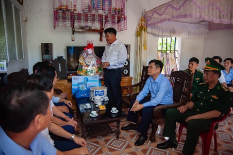 Combo ắc quy, bóng đèn, thuốc, cẩm nang... giúp ngư dân Thái Bình vươn khơi, bám biển- Ảnh 1. Báo Pháp Luật TP.HCM phối hợp UBND tỉnh Thái Bình tổ chức trao phần quà cho ngư dân tỉnh Thái Bình - Ảnh: KHÁNH LINH