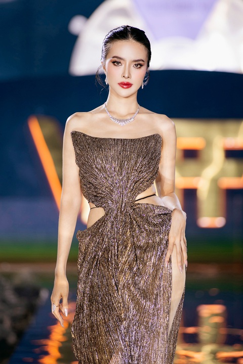 Lê Phan Hạnh Nguyên sinh năm 1997, quê Đồng Tháp. Cô tốt nghiệp Trường đại học Hoa Sen. Hạnh Nguyên từng vào top 12 Người đẹp bản lĩnh cuộc thi Hoa Hậu Hoàn Vũ Việt Nam 2022, top 3 Đại sứ Du Lịch tại cuộc thi Hoa Hậu Hoàn Vũ Việt Nam 2022, Top 10 Miss Charm Việt Nam 2023 Lê Phan Hạnh Nguyên sinh năm 1997, quê tỉnh Đồng Tháp. Cô tốt nghiệp Trường đại học Hoa Sen. Hạnh Nguyên từng vào top 12 Người đẹp bản lĩnh cuộc thi Hoa hậu Hoàn Vũ Việt Nam 2022, top 3 Đại sứ Du lịch tại cuộc thi Hoa hậu Hoàn vũ Việt Nam 2022, Top 10 Miss Charm Việt Nam 2023.