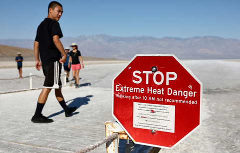 The early US heatwave came as the global temperature in June was at a record high for the 13th straight month. It marked the 12th straight month that the world was 1.5C (2.7F) warmer than pre-industrial times, the European climate service Copernicus said Photograph: Mario Tama/Getty Images Biển cảnh báo nhiệt độ nguy hiểm tại công viên quốc gia Thung lũng Tử thần - Ảnh: Getty Images