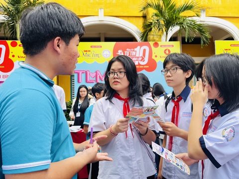 Không dùng ngữ liệu trong sách giáo khoa ra đề kiểm tra: Giáo viên nói gì?- Ảnh 1. Học sinh TP.HCM tham gia tư vấn tuyển sinh lớp 10 vào tháng 3-2024 - Ảnh: MỸ DUNG