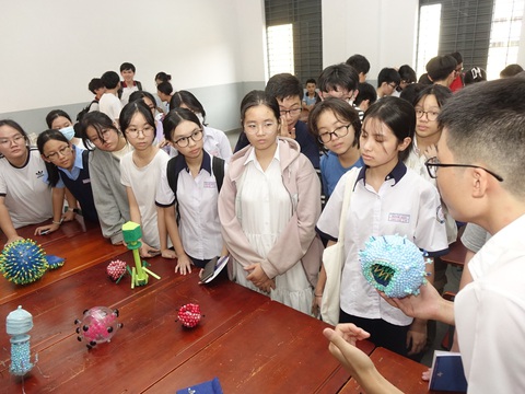 Không dùng ngữ liệu trong sách giáo khoa ra đề kiểm tra: Giáo viên nói gì?- Ảnh 2. Học sinh TP.HCM nghe tư vấn tuyển sinh lớp 10 tại Trường THPT chuyên Lê Hồng Phong - Ảnh: NHƯ HÙNG