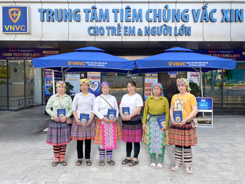 VNVC: Hành trình 8 năm nâng cao chất lượng dịch vụ tiêm chủng- Ảnh 1. Nhiều người dân và gia đình đồng bào dân tộc thiểu số vượt hàng trăm km đến VNVC tiêm vắc xin - Ảnh: MAI LỘC