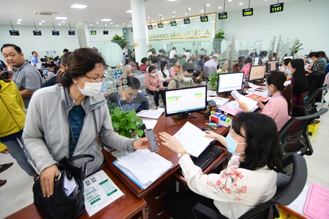 Hành chính công lên môi trường số- Ảnh 1. Người dân làm thủ tục hồ sơ đất đai ở TP. Thủ Đức, TP.HCM - Ảnh: QUANG ĐỊNH