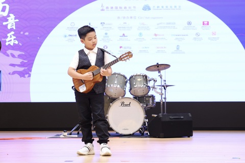 Thấu hiểu âm nhạcThe Beatles, cậu bé 8 tuổi gốc Việt giành giải nhất Guitar - Ukulele tại Hong Kong - Ảnh 1. Cậu bé 8 tuổi gốc Việt giành giải nhất Guitar - Ukulele tại Hong Kong - Ảnh 1.