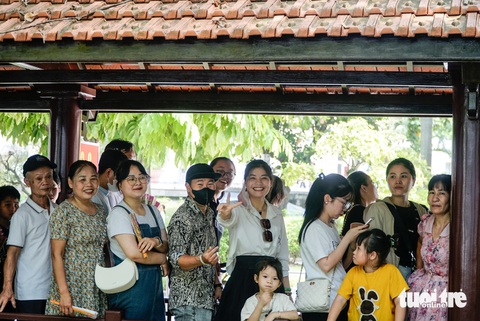 Biển người về lăng viếng Bác Hồ dịp lễ 2-9 - Ảnh 2. Biển người về lăng viếng Bác Hồ dịp lễ 2-9 - Ảnh 2.