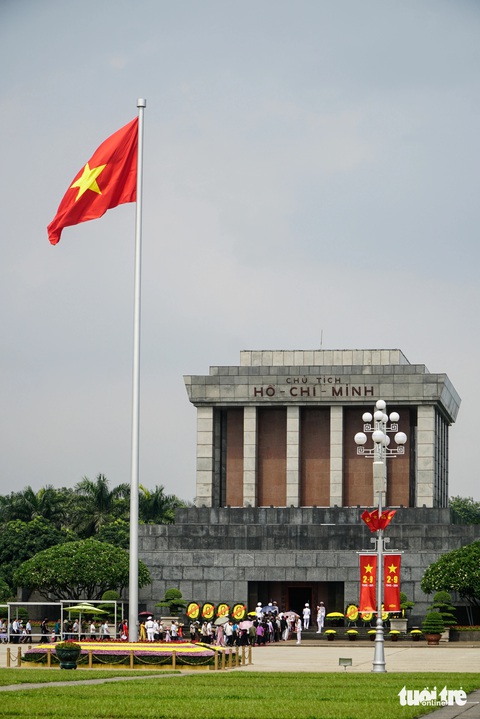 Biển người về lăng viếng Bác Hồ dịp lễ 2-9 - Ảnh 4. Biển người về lăng viếng Bác Hồ dịp lễ 2-9 - Ảnh 4.