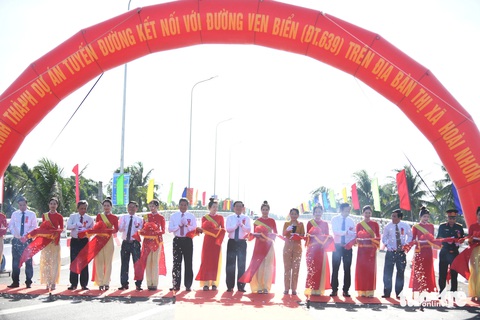 Bình Định khánh thành đường kết nối cao tốc Bắc Nam với đường ven biển - Ảnh 1. Khánh thành đường kết nối cao tốc Bắc - Nam với trục ven biển Bình Định - Ảnh 1.