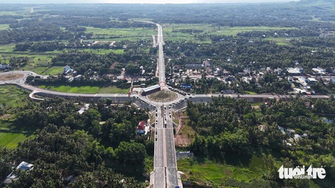 Bình Định khánh thành đường kết nối cao tốc Bắc Nam với đường ven biển - Ảnh 2. Khánh thành đường kết nối cao tốc Bắc - Nam với trục ven biển Bình Định - Ảnh 2.