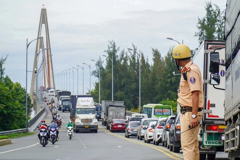 Cầu Rạch Miễu phải chặn một chiều để ưu tiên người về quê lễ 2-9 - Ảnh 1. Cầu Rạch Miễu phải chặn một chiều để ưu tiên người về quê lễ 2-9 - Ảnh 2.