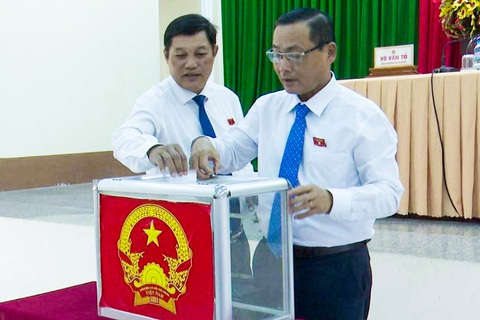 Kỷ luật cảnh cáo chủ tịch HĐND huyện Long Mỹ, tỉnh Hậu Giang - Ảnh 1. Kỷ luật cảnh cáo chủ tịch HĐND huyện Long Mỹ, tỉnh Hậu Giang - Ảnh 2.