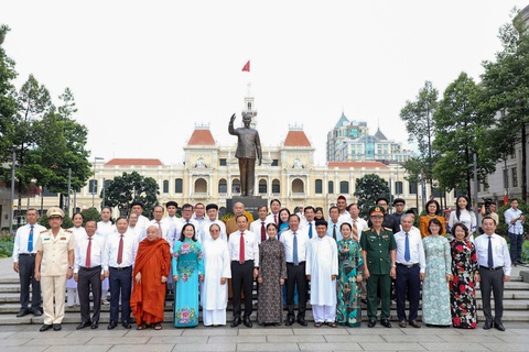 Lãnh đạo TP.HCM dâng hoa, dâng hương Chủ tịch Hồ Chí Minh - Ảnh 4.