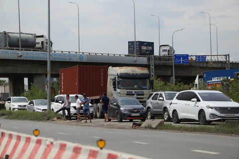 Dân ùn ùn đi nghỉ lễ, cao tốc TP.HCM - Long Thành liên tục đóng rồi mở - Ảnh 12. Dân ùn ùn đi nghỉ lễ, cao tốc TP.HCM - Long Thành liên tục đóng rồi mở - Ảnh 12.