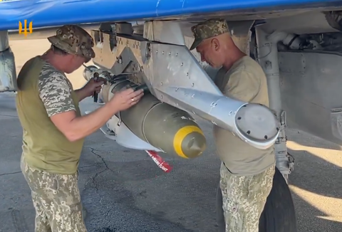 Không quân Ukraine lái máy bay thời Liên Xô, ném bom Mỹ xuống vùng Kursk - Ảnh 1. Không quân Ukraine lái máy bay thời Liên Xô, ném bom Mỹ xuống vùng Kursk - Ảnh 1.