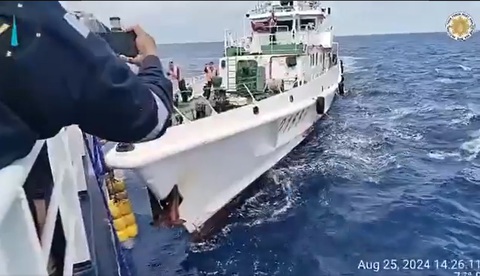 Trung Quốc - Philippines tố nhau đâm tàu tại Bãi Sa Bin - Ảnh 1. NÓNG: Tàu Trung Quốc và Philippines đâm nhau trên Biển Đông - Ảnh 3.