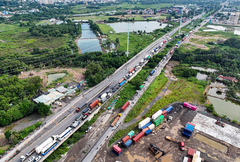 Dân ùn ùn đi nghỉ lễ, cao tốc TP.HCM - Long Thành liên tục đóng rồi mở - Ảnh 10. Dân ùn ùn đi nghỉ lễ, cao tốc TP.HCM - Long Thành liên tục đóng rồi mở - Ảnh 10.