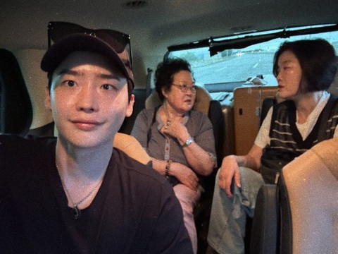 Lee Jong Suk khoe ảnh du lịch tại Đà Nẵng cùng người thân Tin tức giải trí 4-8: Hoa hậu Quế Anh bị lập group anti, chịu làn sóng phẫn nộ khi vừa đăng quang- Ảnh 5.