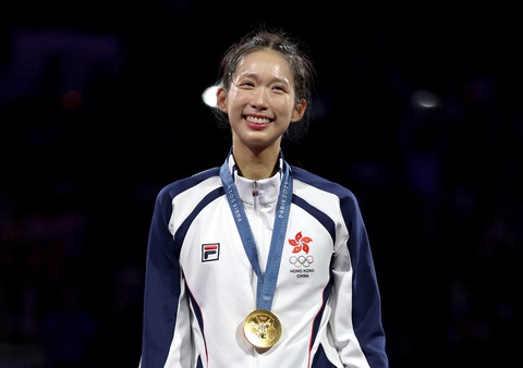'Nữ hoàng đấu kiếm Hong Kong' giải nghệ sau khi giành vàng ở Olympic 2024- Ảnh 1. 'Nữ hoàng đấu kiếm Hong Kong' giải nghệ sau khi giành vàng ở Olympic 2024- Ảnh 1.