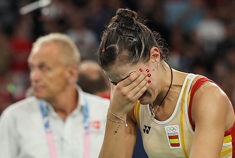 Tay vợt nữ Tây Ban Nha chia tay Olympic trong nước mắt, Indonesia bỗng dưng có huy chương- Ảnh 3. Carolina Marin phải bỏ cuộc vì chấn thương đầu gối, cô khóc nức nở sau khi rời cuộc đua - Ảnh: REUTERS