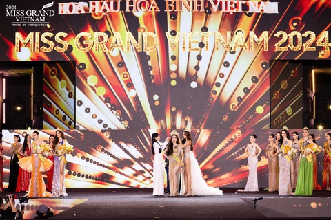 Võ Lê Quế Anh gây tranh cãi khi đăng quang Miss Grand Vietnam 2024- Ảnh 7. Lê Hoàng Phương là người trao lại vương miện cho tân hoa hậu. Võ Lê Quế Anh cũng sẽ là gương mặt đại diện cho nhan sắc Việt chinh chiến tại Miss Grand International 2024 được diễn ra tại Campuchia - Thái Lan.