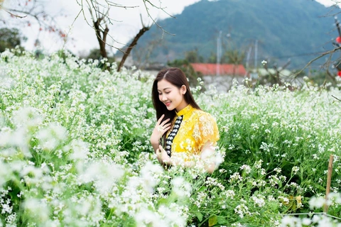 Võ Lê Quế Anh dịu dàng khi tạo dáng bên hoa cỏ - Ảnh: FBNV Hình ảnh đời thường của tân Miss Grand Vietnam 2024- Ảnh 2.