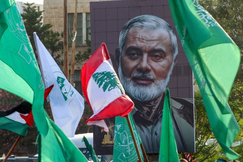 Chân dung nhà lãnh đạo Hamas Ismail Haniyeh xuất hiện tại cuộc tuần hành ở thành phố Sidon của Lebanon ngày 2-8 - Ảnh: AFP Tin tức thế giới 4-8: Hamas đang tìm lãnh đạo mới; Bà Harris và ông Trump 'lục đục' lịch tranh luận- Ảnh 1.