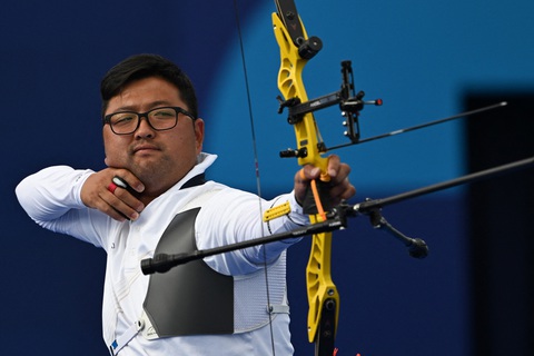 Hàn Quốc giành hết cả 5 huy chương vàng bắn cung Olympic 2024- Ảnh 1. Kim Woo Jin giúp Hàn Quốc lập kỷ lục ở môn bắn cung tại Olympic - Ảnh: AFP
