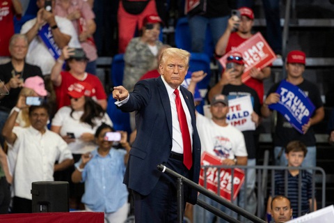 Cựu Tổng thống Mỹ Donald Trump kiên quyết tranh luận với đối thủ Kamala Harris trên kênh Fox News - Ảnh: AFP Cựu tổng thống Mỹ Donald Trump kiên quyết tranh luận với đối thủ Kamala Harris trên kênh Fox News - Ảnh: AFP