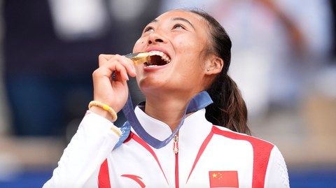 Zheng Qinwen giành HCV lịch sử cho quần vợt Trung Quốc ở Olympic- Ảnh 1. Tay vợt Trung Quốc Zheng Qinwen giành HCV quần vợt đơn nữ ở Olympic 2024 - Ảnh: Getty