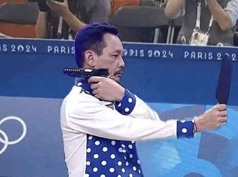 Có hay không bức ảnh 'xạ thủ bắn qua gương' tại Olympic 2024?- Ảnh 1. Hình ảnh nam xạ thủ ngắm bắn mục tiêu qua gương khiến dân tình không khỏi ngạc nhiên.