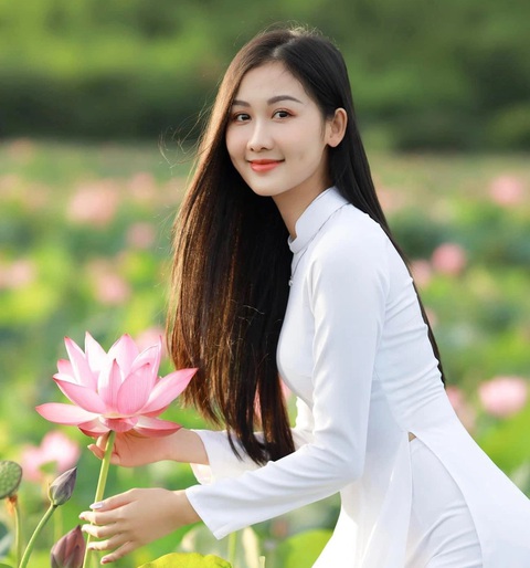 Võ Lê Quế Anh tươi tắn trong chiếc áo dài trắng - Ảnh: FBNV Hình ảnh đời thường của tân Miss Grand Vietnam 2024- Ảnh 1.