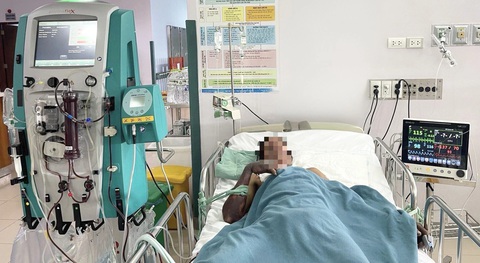 Bị nhiễm liên cầu lợn đe dọa tính mạng nghi do ăn tiết canh dê- Ảnh 1. Bệnh nhân N.V.A. được điều trị đặc biệt, lọc máu liên tục mới thoát khỏi cửa tử khi bị nhiễm liên cầu lợn - Ảnh: Bệnh viện cung cấp