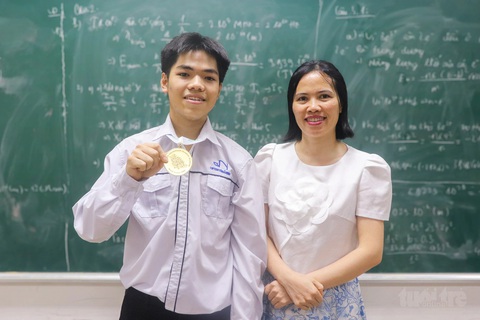 Nguyễn Hữu Tiến Hưng và cô giáo chủ nhiệm Vũ Thị Len sau khi trở về từ Olympic hóa học quốc tế - Ảnh: HÀ QUÂN Nguyễn Hữu Tiến Hưng và cô chủ nhiệm Vũ Thị Len sau khi trở về từ Olympic hóa học quốc tế - Ảnh: HÀ QUÂN