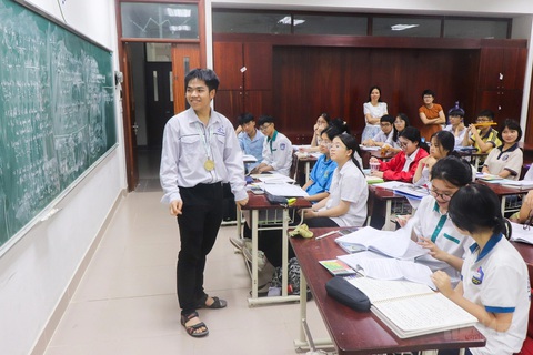 Nguyễn Hữu Tiến Hưng trả lời nhiều câu hỏi khó về hóa học cho các em học sinh lớp 10 chuyên hóa tại trường THPT chuyên Bắc Ninh - Ảnh: HÀ QUÂN Nguyễn Hữu Tiến Hưng trả lời nhiều câu hỏi khó về hóa học cho các em học sinh lớp 10 chuyên hóa tại Trường THPT chuyên Bắc Ninh - Ảnh: HÀ QUÂN