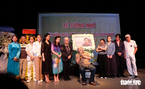 Các nghệ sĩ từng gắn bó với sân khấu 5B lên sân khấu lắng nghe đạo diễn Trần Minh Ngọc (ngồi) kể những ký ức về tác giả Lê Duy Hạnh - Ảnh: LINH ĐOAN Lê Duy Hạnh ra đi nhưng tác phẩm của ông sống mãi- Ảnh 3.