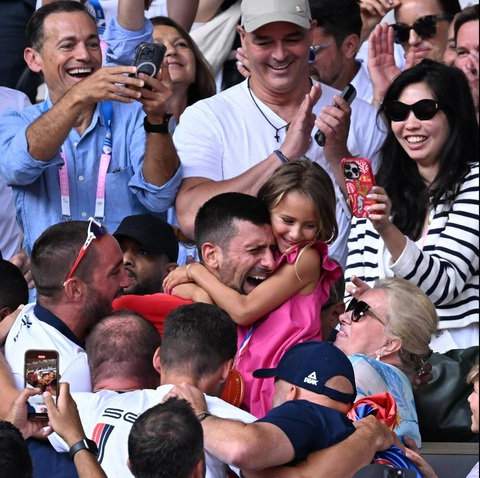 Đánh bại Alcaraz kịch tính, Djokovic lần đầu giành HCV Olympic- Ảnh 3. Djokovic bật khóc, chạy lên khán đài chia sẻ niềm hạnh phúc với con gái, người thân và ban huấn luyện - Ảnh: RG