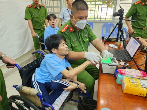 Người khuyết tật ở TP.HCM được cấp căn cước: 'Tôi vui lắm, sẽ giữ nó thật kỹ'- Ảnh 4. Những nhân khẩu đặc biệt được tạo điều kiện hết mức để làm được căn cước - Ảnh: MINH HÒA