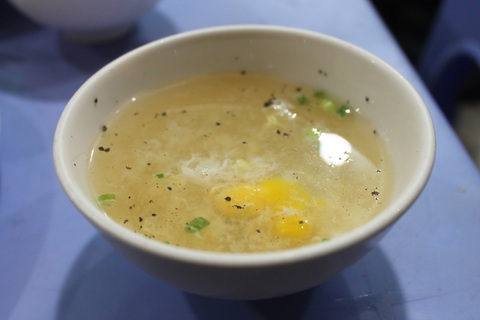 Đi tìm hương vị cơm gà Nha Trang tại TP.HCM- Ảnh 4. Chén xúp có trứng cút trần hoặc trứng gà non, với màu mỡ gà đặc trưng đi cùng với hành, tiêu cũng là một yếu tố quan trọng trong trải nghiệm ẩm thực này - Ảnh: Tô Cường