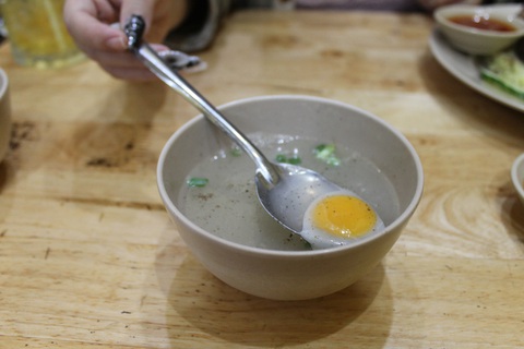 Đi tìm hương vị cơm gà Nha Trang tại TP.HCM- Ảnh 6. Nước xúp của Hai Chị Em thiếu đi màu mỡ gà đặc trưng, vị khá nhạt - Ảnh: Tô Cường