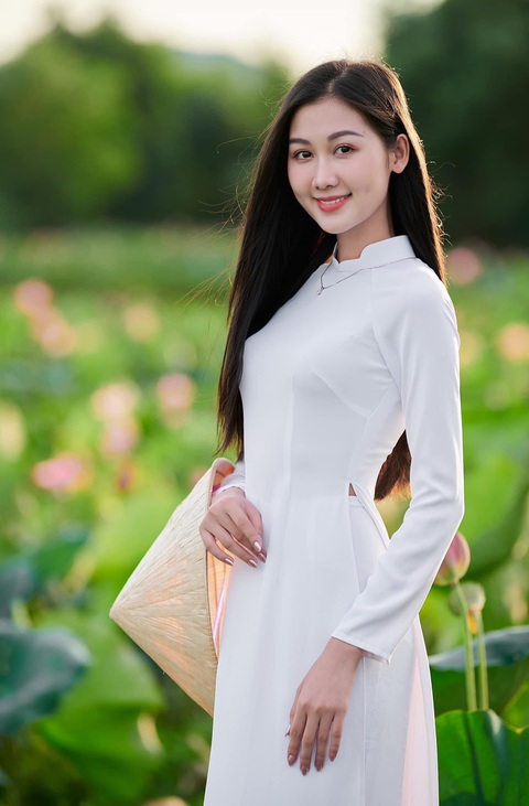Quế Anh thường chọn diện áo dài trong các sự kiện quan trọng - Ảnh: FBNV Hình ảnh đời thường của tân Miss Grand Vietnam 2024- Ảnh 9.